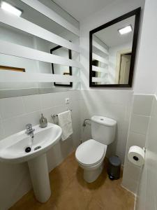 A bathroom at Apartamento en zona playa con vistas a la bahía