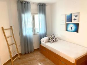 een kleine slaapkamer met een bed en een ladder bij Gust De Sal in Denia
