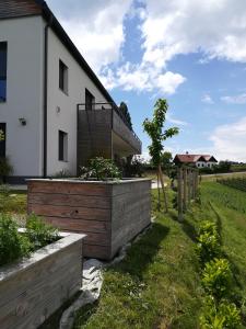 ein Haus mit Garten davor in der Unterkunft Weinstraßenapartment Fam. Dietrich in Ratsch an der Weinstraße
