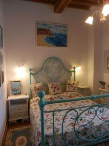 1 dormitorio con 1 cama con marco azul en PietraMilia, en Terricciola
