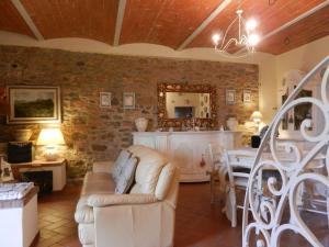 sala de estar con sofá blanco y mesa en PietraMilia, en Terricciola