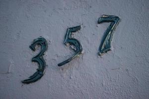 a wall with the number on it at Hostal Mision Catracha in Tegucigalpa