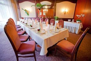Ein Restaurant oder anderes Speiselokal in der Unterkunft Hotel Krone OHG 