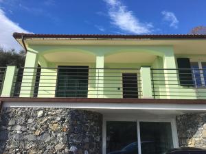 dom z balkonem na górze w obiekcie VILLA DEGLI ULIVI w mieście Chiavari