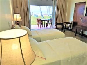 Postel nebo postele na pokoji v ubytování Arhimser Villa-superb 4 bedroom beachfront for 8 in Ranna, Tangalle, BB, pool, free pick up for 7 night stays arriving together, serviced, taxes included
