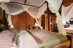 Tempat tidur dalam kamar di Selous Kinga Lodge