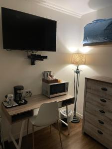Sunset Motel tesisinde bir televizyon ve/veya eğlence merkezi