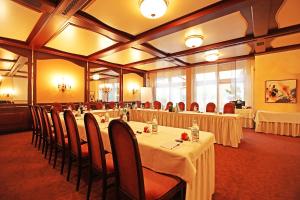 Ein Restaurant oder anderes Speiselokal in der Unterkunft Hotel Krone OHG 