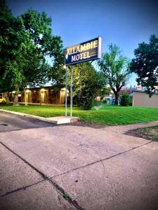 Allambie Motel في Condobolin: لافته لنزل على جانب شارع