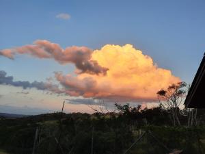 a cloud formation in the sky at sunset at Hospedagem Chalé pousada Chácara Cantinho do Mozão in São Roque