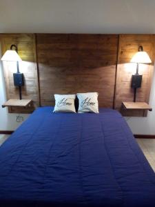 マル・デル・プラタにあるSanta Fe 1700のベッドルーム1室(青いベッド1台、枕2つ付)