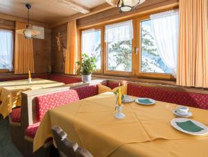 A restaurant or other place to eat at Haus Furka