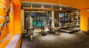un gimnasio con dos cintas de correr y dos máquinas de correr en C-LOUNGE CLEOPATRA APAPRTMENT, en Alanya