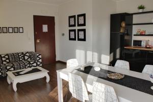 a living room with a white table and chairs at B&B Sbarco dei 1000 in Marsala