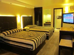 Hotel Colonial tesisinde bir odada yatak veya yataklar