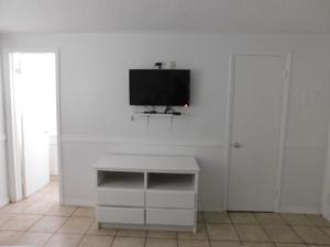 TV a/nebo společenská místnost v ubytování Kingsail Resort