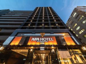 een hoog gebouw met een hotelbord erop bij APA Hotel Osaka Temmabashi-Ekimae in Osaka