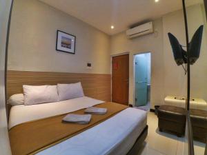 Cama o camas de una habitación en Cabin Hotel Sutomo