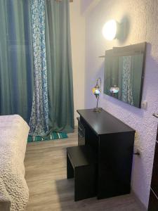 1 dormitorio con espejo y mesa con lámpara en Almira sea view Appartment en Istron
