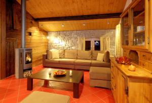 Una sala de estar con un sofá y una chimenea. en Ferienapartement Hinterdorf, en Zermatt