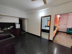 a living room with a sink and a mirror at Yoga House in Vānivilāsa Puram