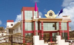 KushinagarHotel the Ideal的上面有两面旗帜的建筑