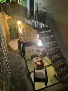 einen Blick über eine Treppe mit einem Tisch und einer Treppe in der Unterkunft Independent Stone House with Lake View in Musso