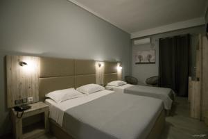 two beds in a hotel room with two beds sidx sidx sidx at Vienni in Orestiada +67 photos