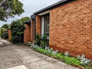 Kebun di luar Downstairs in Hawthorn