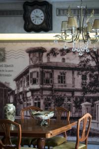 stół z krzesłami i zegar na ścianie w obiekcie Vienni w mieście Orestiada
