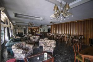 - un salon avec des chaises, un canapé et des tables dans l'établissement Vienni, à Orestiáda