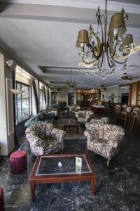 soggiorno con divani e lampadario pendente di Vienni a Orestias