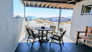 - une table et des chaises sur une terrasse avec vue dans l'établissement Lake Vista, à Lac Tekapo