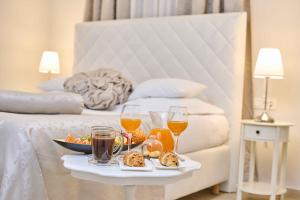 uma bandeja de comida e bebidas numa mesa ao lado de uma cama em Best location Rooms em Split