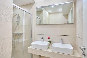 Koupelna v ubytování Best location Rooms + 18 fotografií