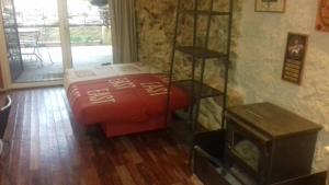 sala de estar con cama y TV en Can Jenot en Delfiá