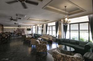 歐雷提亞達的住宿－韋恩尼酒店，带沙发和桌椅的客厅