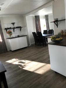 Kuchyň nebo kuchyňský kout v ubytování Hotell Kaprifol