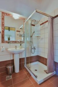 Koupelna v ubytování Sunny Garden Aparthotel + 37 fotografií
