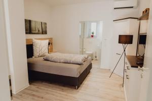 Кровать или кровати в номере Stadt Land Fluss New Apartments by Zollhaus