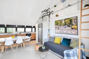 een woonkamer met een bank en een tafel bij Haivy Land by HolyGuest in Tel Aviv