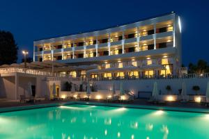 Bazén v ubytování Margarona Royal Hotel nebo v jeho okolí