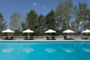 Bazén v ubytování Margarona Royal Hotel nebo v jeho okolí