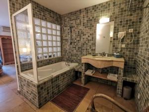 Koupelna v ubytování Hôtel la Fête en Provence + 37 fotografií