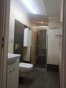 une salle de bain avec toilettes, lavabo et douche dans l'établissement IZERSKA ZATOKA, à Stara Kamienica 6 autres photos