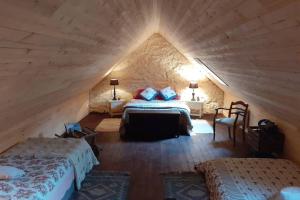 a bedroom with two beds in a attic at Le cottage in Crozon