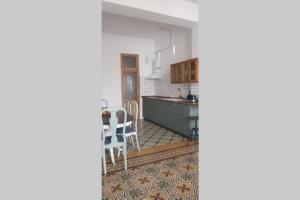 cocina con mesa y sillas en una habitación en Piso modernista en casco histórico con garaje, en Cartagena