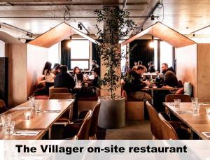 um grupo de pessoas sentadas em mesas em um restaurante em Buller Central Hotel em Mount Buller