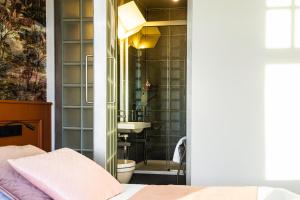 Uma cama ou camas num quarto em B&B Contrast