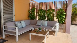 A seating area at Villa Brisa Golf Salinas